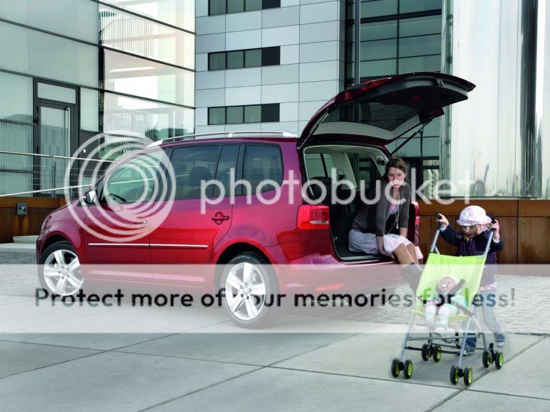 Volkswagen-Touran_2011_1024x768_-8.jpg